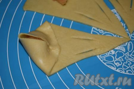 Далее я поделюсь моей методикой сворачивания&nbsp;рогаликов (при таком способе формирования повидло не вытекает и рогалики получаются ровненькими и аккуратными). Защипываем края теста над начинкой, как на фото.