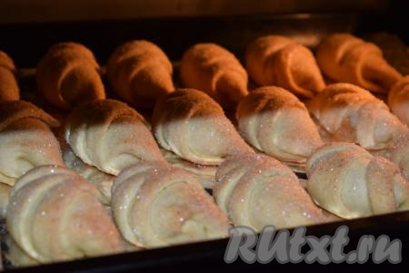 Противень отправляем в разогретую духовку и выпекаем дрожжевые рогалики с повидлом  38-40 минут при температуре 180 градусов.