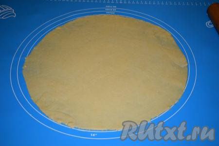 Далее на поверхности, припылённой мукой, каждый кусочек теста округляем и раскатываем в круг диаметром, примерно, 35-37 см. Далее обрезаем края раскатанного теста, выравнивая круг.