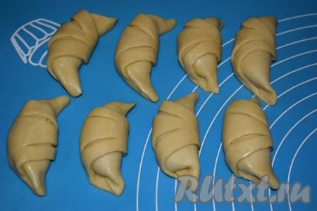 Таким образом сворачиваем все рогалики с повидлом. Вот такие заготовки у нас должны получиться.