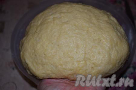 Быстрое дрожжевое тесто для приготовления рогаликов получается очень мягким, нежным и совершенно не липнущим к рукам. Накрываем тесто плёнкой и оставляем его постоять 10-15 минут при комнатной температуре.
