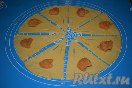 Выкладываем по 1 чайной ложке повидла на широкий край сегмента.