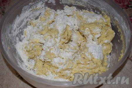 Тесто очень быстро схватывается в ком и легко замешивается.