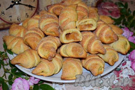 Снимаем рогалики с противня и выкладываем на блюдо для подачи. Даём им остыть и подаём к столу. Нежнейшее, тонкое, рассыпчатое дрожжевое тесто с лёгкой хрустинкой в сочетании с сладко-кислой начинкой из повидла - это очень вкусно!