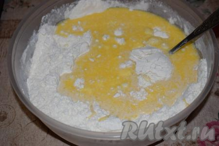 Вливаем молочно-масляную смесь в миску к мучной смеси и начинаем замешивать тесто. В процессе замеса, если понадобится, добавляем постепенно оставшуюся муку.