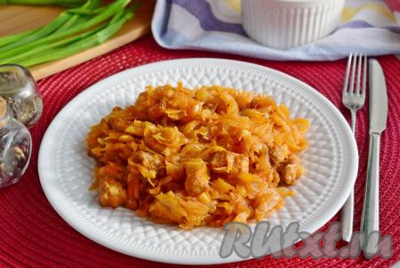 Свинина, тушёная с капустой в мультиварке, готова, разложите по порционным тарелкам и подавайте к столу. Блюдо получается аппетитным, вкусным, сытным, попробуйте!