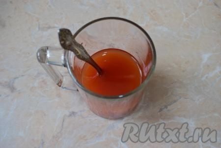 В отдельном стакане растворите томатную пасту в 100 мл воды, тщательно перемешайте получившийся томатный соус.