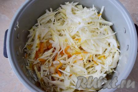 Измельчённую капусту добавьте в чашу мультиварки, перемешайте и включите режим "Тушение" на 30 минут. Закройте крышку мультиварки.