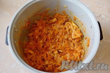 Спустя указанное время мультиварка издаст звуковой сигнал, оповещающий о том, что блюдо готово. Откройте чашу и перемешайте содержимое.