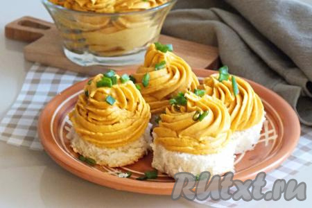 Яркое, вкусное селёдочное масло, приготовленное с добавлением моркови, переложите в&nbsp;стеклянную тару и уберите на хранение в холодильник. Если вы планируете подать масло сразу на стол, то охлаждать его не нужно. Для праздничного оформления блюда&nbsp;воспользуйтесь кондитерским мешком с насадкой "звёздочка" и отсадите его на кусочки тоста или хлеба. Угостите своих близких вкусной селёдочной закуской!