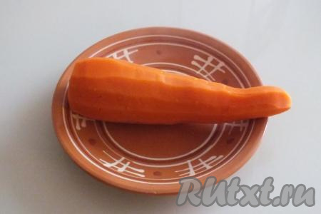 По истечении времени варёную морковь достаньте из воды и дайте остыть.