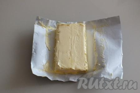 Сливочное масло достаньте из холодильника и оставьте при комнатной температуре на время, пока варится морковь (масло, прогревшись до комнатной температуры, должно стать более мягким).