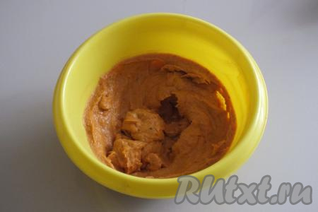 Пробейте массу последний раз погружным блендером. Она должна получиться однородной, воздушной и без вкраплений.