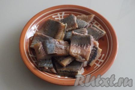 Сельдь разделайте на филе, удалите шкурку и все возможные косточки. Нарежьте на средние кусочки.