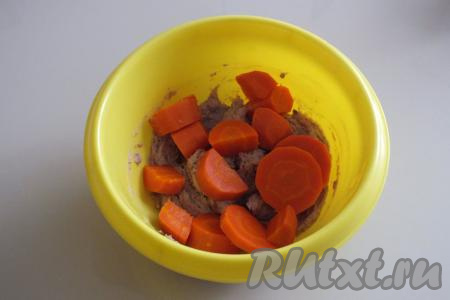 К измельчённой селёдке добавьте остывшую и нарезанную на средние кусочки морковь.