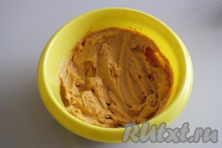 Пробейте морковь с сельдью до однородного состояния.