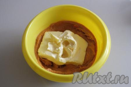 Добавьте к селёдочно-морковной массе мягкое сливочное масло.