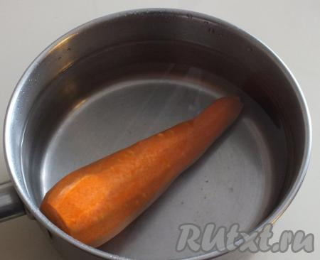Вымойте, очистите морковь от кожуры, выложите в сотейник. Залейте таким количеством воды,&nbsp;чтобы она полностью покрыла овощ. Поставьте на огонь, после закипания воды уменьшите огонь и варите до готовности (в течение 25-30 минут). Морковка должна стать мягкой (при её прокалывании нож или вилка должны входить в овощ без усилий).