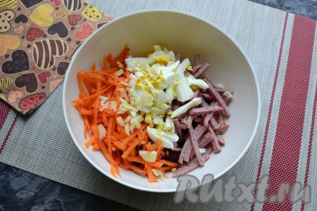 Сюда же добавить нарезанное длинными кусочками варёное яйцо и измельчённый чеснок.