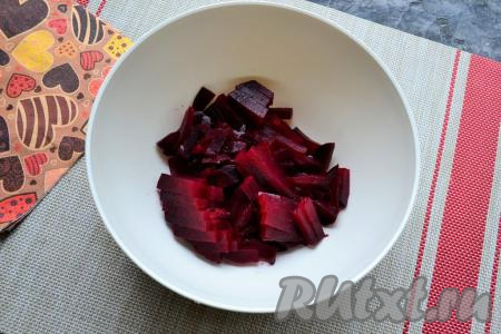 Свеклу предварительно отварить в течение 45-50 минут в кипящей воде, остудить и очистить. Яйца также отварить вкрутую (варим, примерно, 8-10 минут с момента закипания), остудить и почистить. Нарезать свеклу брусочками.
