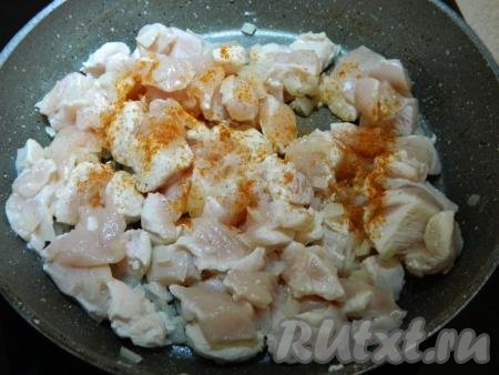 Лук очищаем, нарезаем на мелкие кубики, а куриную грудку - на небольшие кусочки (кубиками или брусочками), солим, добавляем, при желании, любимые специи и обжариваем на растительном масле в течение 8-10 минут под крышкой на среднем огне, не забывая помешивать время от времени.