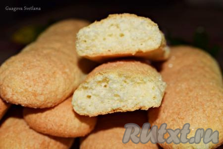 Достаём печенье из духовки и охлаждаем его. Савоярди, приготовленные в домашних условиях, получаются воздушными, мелкопористыми и очень вкусными.