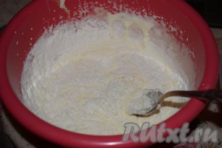 Дальше добавляем 45 грамм муки в миску к желткам с сахаром и аккуратно вращательными движениями перемешиваем.