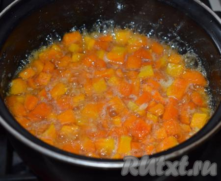 Варим варенье из тыквы с имбирём и лимоном на медленном огне, примерно, 20 минут.