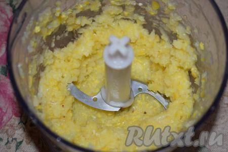 Отправляем лимон с имбирём в блендер и прокручиваем в течение 1 минуты (до образования кашицы).