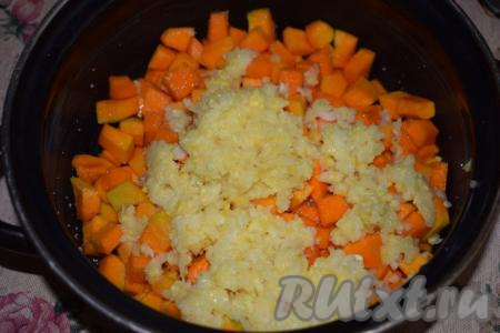 К тыкве, которая уже успела пустить сок, добавляем измельчённые лимон и имбирь, перемешиваем и отправляем кастрюлю на огонь.