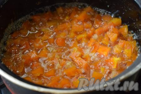 Баночку объёмом 0,5 литра моем с содой в горячей воде и обдаём кипятком (или прокручиваем над паром, идущим из носика кипящего чайника), крышку прокипятим в воде в течение 3 минут. Когда варенье будет полностью готово, тыква приобретёт прозрачность, выключаем огонь. Выкладываем горячее варенье в подготовленную баночку.