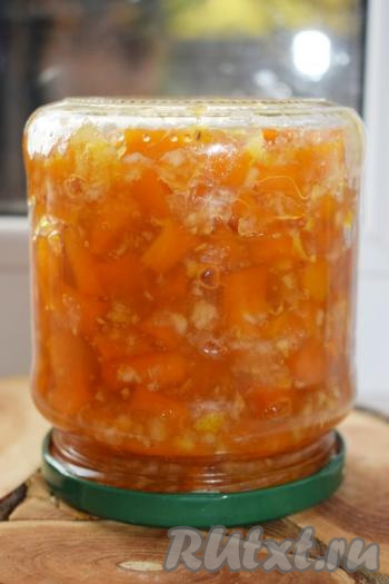 Переворачиваем баночку вверх дном и в таком положении даём остыть, укутывать не нужно.