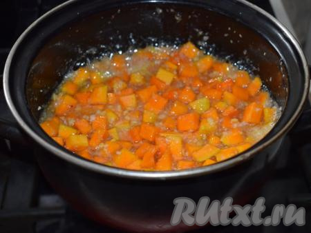 Варим тыкву с лимонов и имбирём, примерно, 10 минут с момента закипания на сильном огне.