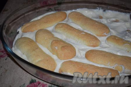 Затем покрываем печенье слоем крема и выкладываем следующий слой печенья (печенье у меня очень нежное, оно сильно впитывает кофе, поэтому этот слой печенья я поливала кофе из ложечки).