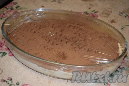 Форму с тирамису накрываем пищевой плёнкой и отправляем на 8 часов в холодильник.