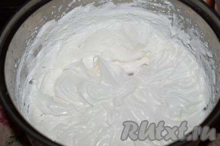 Вот такими воздушными и плотными должны получиться взбитые с сахаром белки.