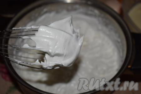Затем к взбитым белкам добавляем оставшийся сахар и продолжаем взбивать ещё 5-7 минут (до твёрдых пиков). Белки должны стать глянцевыми и плотно держаться на венчике, не растекаться! Это важно, так как от того как вы взобьёте белки, будет зависеть плотность крема.