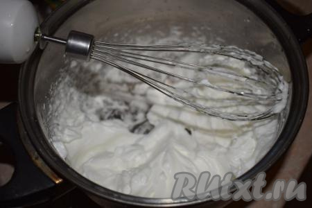 Перед взбиванием белков обязательно моем и полностью обсушиваем венчик миксера! Белки взбиваем миксером в крепкую пену в течение 5-7 минут.
