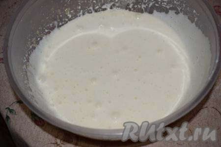 Взбиваем сахар с желтками миксером в течение пары минут (до побеления массы).