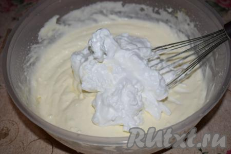 Далее к перемешанным с маскарпоне желткам добавляем половину взбитых белков и очень аккуратно, вымешивающими движениями снизу вверх, смешиваем крем с белками.