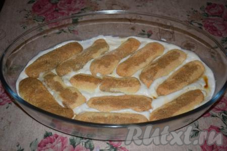 На крем выкладываем наши савоярди, смоченные в кофе.