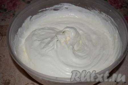 Добавляем оставшиеся белки и ещё раз аккуратно смешиваем венчиком до получения лёгкого, воздушного крема.
