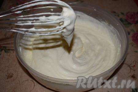 Крем не должен быть густым и плотным, но он не должен быть и жидким. Набирая его на венчик, крем не течёт, а свисает и держится (как на фото).