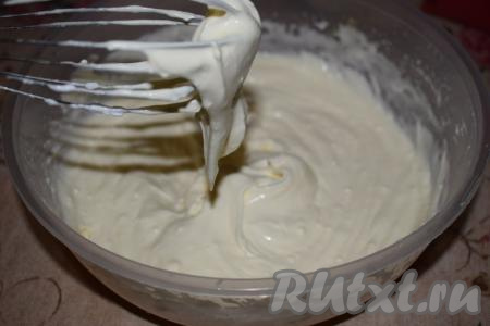 И аккуратно при помощи венчика (миксером мы уже в дальнейшем не пользуемся!) начинаем смешивать желтки с маскарпоне. Крем начинает приобретать густоту и сливочный вкус.