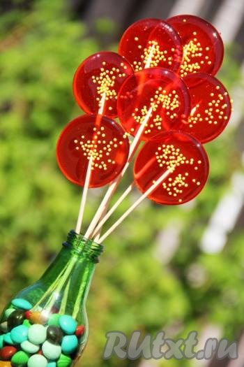 Леденцы на палочке, приготовленные с глюкозным сиропом, подать к столу или использовать для украшения кондитерских изделий.