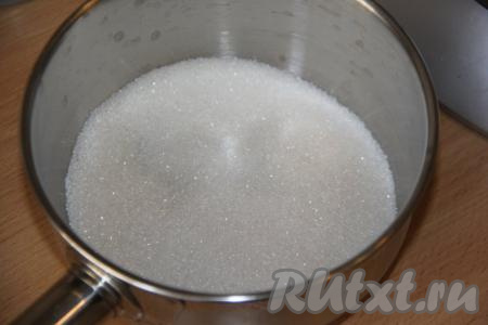 В сотейник всыпать сахар.