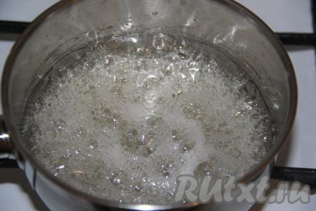 С момента закипания варить карамель на среднем огне 7-10 минут.&nbsp; Карамель станет прозрачной, будет сильно пузыриться. Проверить готовность карамели достаточно просто, нужно в неё обмакнуть чайную ложку, а затем капнуть карамель с ложки на тарелочку, если капелька хорошо держит форму и не липнет, значит карамель готова.