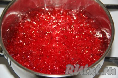 В конце варки добавить, по желанию, пару капель красителя, аккуратно перемешать и снять с огня. Подождать одну минуту и карамель успокоится (пузыри осядут).