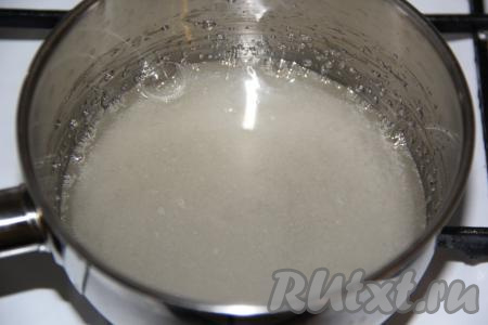 Перемешать массу и поставить на средний огонь. Карамель не перемешивать в процессе варки!