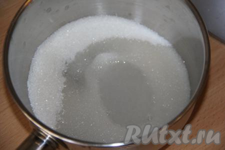 Влить воду.